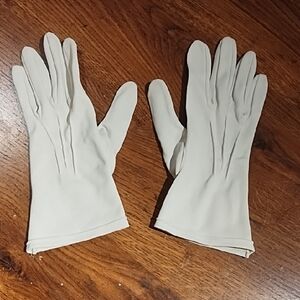 Elegant White Women's Gloves Size 7.5